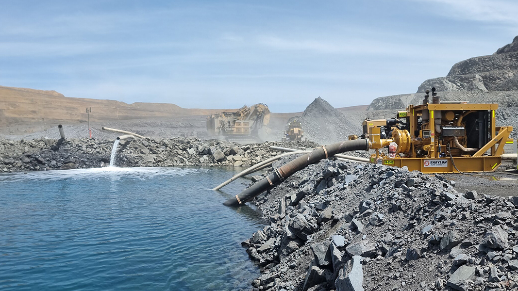 Vista aérea de cava com áreas de drenagem, reservatórios e canalizações representando governança hídrica.